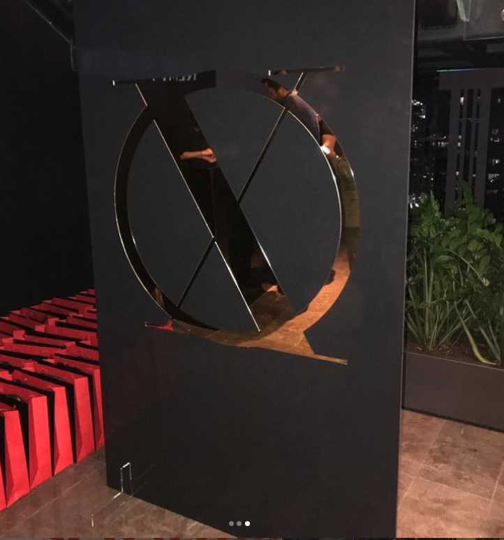 Mirrored Graphic Element